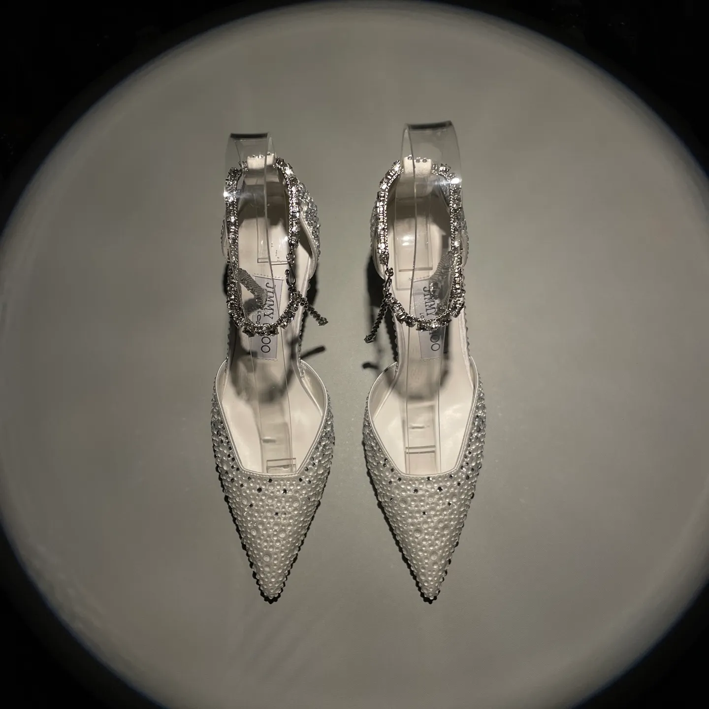 👟👟Ex-factory price 720👟👟 Jimmy Choo/Jimmy Choo classic diamond chain pointed toe crystal high-heeled sandals. Excellent crystal shoes. So beautiful that you can't take your eyes away. The shape of the shoes is very delicate and not too narrow and long. The internal space is sufficient to allow the toes to relax enough. The rhinestones outline a charming arc on the instep. It is simply beautiful. It has a 360-degree surrounding fairy atmosphere. Gorgeous without being exaggerated! ! The fabric is made of imported silk, with imported sheepskin lining. Customized A-grade Italian genuine leather sole. Heel height: 6.5 or 8.5. Size: 35-40 (41, 42, 43 customized, non-refundable)